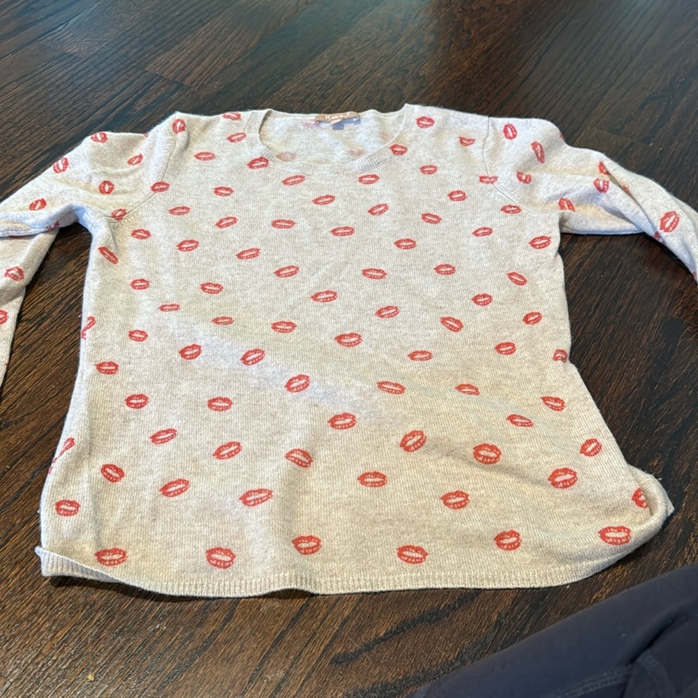 Cashmere lip sweater
